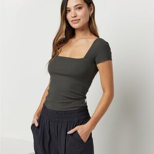 Vuori Pose scoop back tee in dark oregano